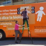 El nuevo vinilado del autobús transfóbico de Hazte Oír