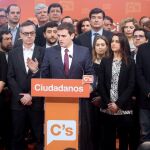 El presidente de Ciudadanos, Albert Rivera (c), durante la presentación de su equipo para la Ejecutiva del partido que, según ha avanzado, une continuidad y renovación y da prioridad a la competencia y profesionalidad frente a los criterios territoriales