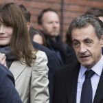 El expresidente francés Nicolás Sarkozy (i) y su esposa, Carla Bruni-Sarkozy, salen de un despacho de voto