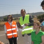 Un motorista parado en un control, conversa con los voluntarios de Aspaym, Montse Valle y Eduardo Esteban, en presencia del subdelegado del Gobierno, Luis Miguel Cárcel; y de la subjefa provincial de Tráfico, Ana-Isabel Galán Franco