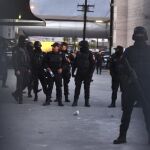 Miembros de la Fuerza Civil resguardan los accesos al penal de Topo Chico de Monterrey.