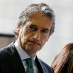 El ministro de Fomento del Gobierno español, Íñigo de la Serna, a su llegada a la reunión del Consejo de Ministros de Transportes de la UE celebrada en Luxemburgo