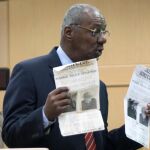 El fiscal Chuck Morton presenta documentos y pruebas durante el juicio del hispano-estadounidense Pablo Ibar hoy en el tribunal estatal de Florida en Fort Lauderdale, Florida (EE.UU.). El cuarto juicio contra el hispano-estadounidense Pablo Ibar por un triple asesinato cometido en 1994, por el que ya fue condenado a la pena capital, entra hoy en la recta final de los argumentos de cierre que darán paso a la deliberación del jurado / EFE