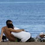 Dos jóvenes en una playa de Valencia