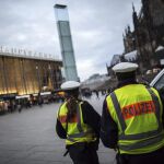 Agentes de polic&iacute;a alemanes hacen guardia frente a la estaci&oacute;n central ferroviaria de Colonia (Alemania), ayer