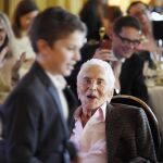 Kirk Douglas mira a su nieto Tyler durante su fiesta de cumpleaños.