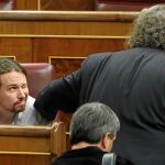 Joan Tardà, portavoz de ERC en el Congreso de los Diputados, junto al secretario general de Podemos, Pablo Iglesias