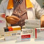 Farmacéutica con varios de los medicamentos más vendidos / Foto: Connie G. Santos
