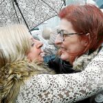 Maite Pagazaurtunda con Consuelo Ordóñez, ayer en el acto en recuerdo de su hermano