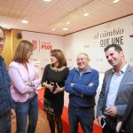 Luis Tudanca bromea con Javier Izquierdo, Emilio Álvarez y Cecilio Vadillo, en presencia también de Soraya Rodríguez e Idoia Mendía