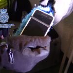 Uno de los presos tenía un teléfono móvil escondido en la escoba