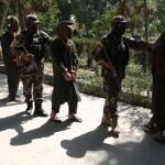 Agentes de seguridad afganos escoltan a un grupo de militantes sospechosos, acusados de planificar ataques contra el gobierno y las Fuerzas de Seguridad / Efe