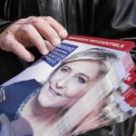 Un voluntario del equipo de campaña de Marine Le Pen reparte propaganda electoral ayer en Valbonne
