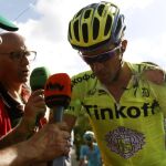 Alberto Contador, con el maillot abrasado y el hombro izquierdo magullado