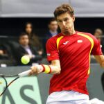 El tenista español Pablo Carreño devuelve la pelota al croata Franko Skugor durante la primera ronda de su partido de la Copa Davis