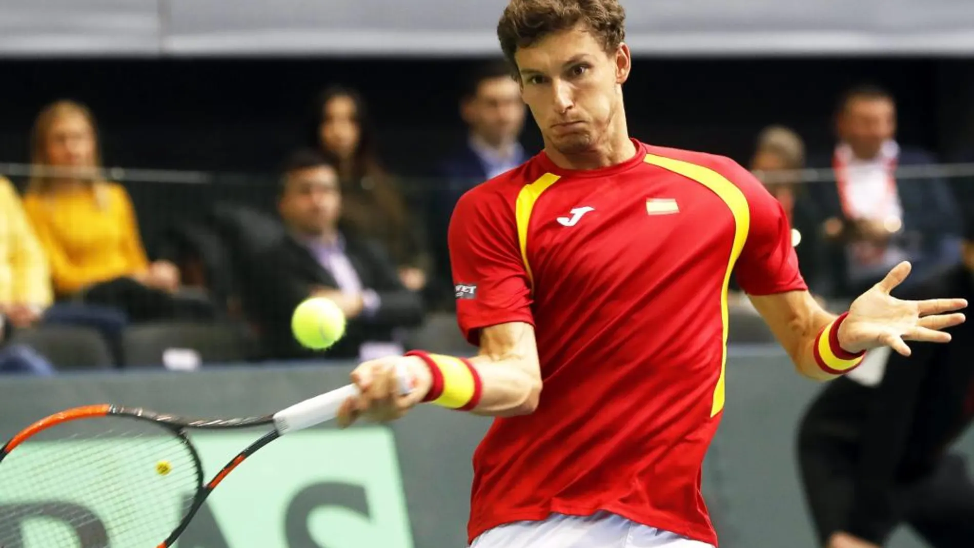 El tenista español Pablo Carreño devuelve la pelota al croata Franko Skugor durante la primera ronda de su partido de la Copa Davis