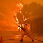 Los bomberos luchan contra el fuego en Malibu, California / Foto: Reuters