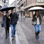 Otegi, junto a su mujer y su hija, durante un paseo en su pueblo Elgoibar esta semana