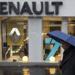 Un hombre camina junto a un concesionario de Renault en París, Francia