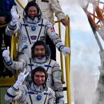 El ruso Serguéi Volkov, comandante de la nave, el danés Andreas Mogensen y el kazajo Aidín Aimbétov, momentos antes de subir a la nave Soyuz