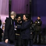 Pablo Iglesias con el espontáneo y los servicios de seguridad de Podemos