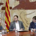 El presidente de la Generalitat, Carles Puigdemont, junto al vicepresidente y conseller de Economía y Hacienda, Oriol Junqueras y la consellera portavoz, Neus Munté, durante la última reunión ordinaria antes de las vacaciones de verano