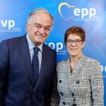 Esteban González Pons y la nueva presidenta de la CDU, Annegret Kramp-Karrenbauer, hoy, en el Parlamento de Bruselas