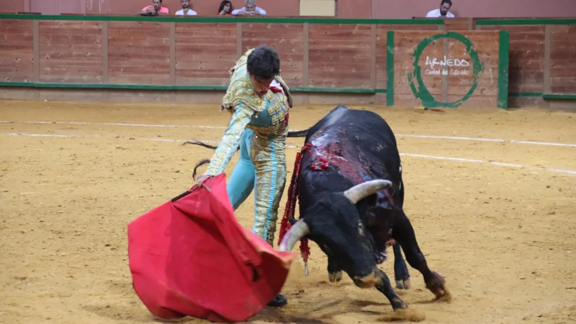 Ángel Téllez dando un derechazo / Foto: Javier Rubio