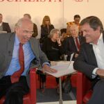 El presidente de la Fundación Pablo Iglesias, Alfonso Guerra, junto al de la gestora, Javier Fernández, ayer en el relanzamiento de «El Socialista» en Ferraz