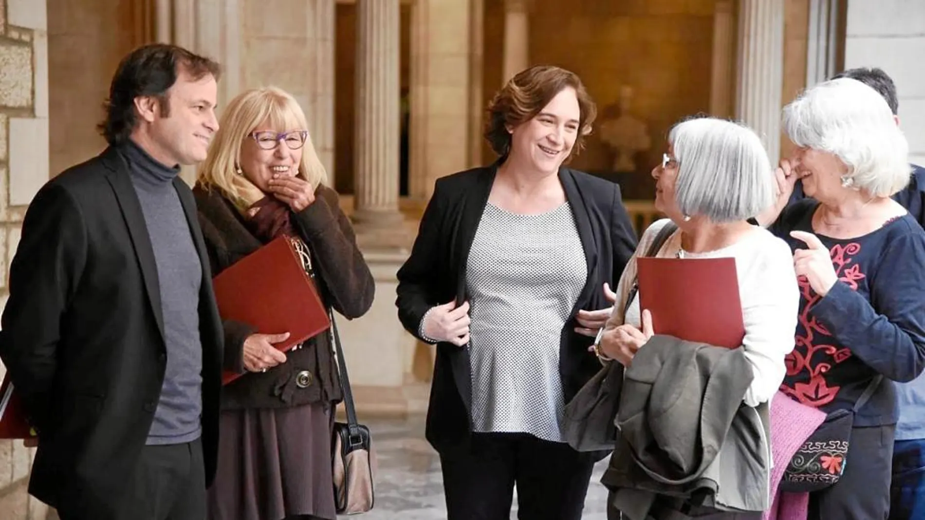 Ada Colau, ayer, junto a las hermanas de Salvador Puig Antich, el último preso ejecutado en España a garrote vil.