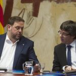 El presidente de la Generalitat, Carles Puigdemont, junto al vicepresidente, Oriol Junqueras