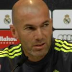Los jugadores del Real Madrid, ante su entrenador, el francés Zinedine Zidane (d), durante el entrenamiento realizado hoy en la Ciudad Deportiva de Valdebebas
