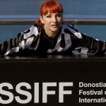 Najwa Nimri (abajo en San Sebastián) da vida a Lila Cassen una cantante famosa de los años noventa