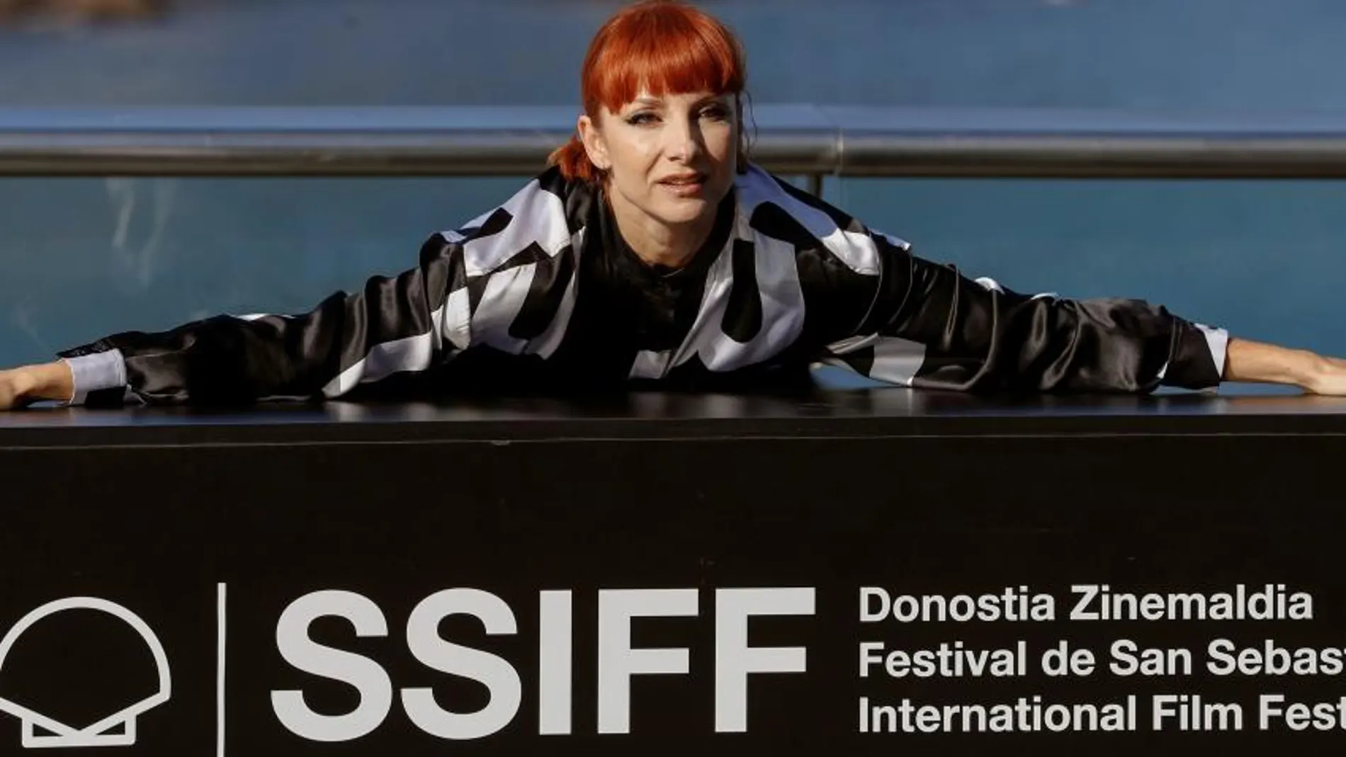 Najwa Nimri (abajo en San Sebastián) da vida a Lila Cassen una cantante famosa de los años noventa