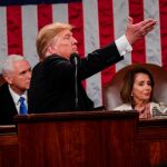 El presidente estadounidense Donald Trump pronuncia su segundo discurso sobre el Estado de la Unión junto al vicepresidente Mike Pence y la presidenta de la Cámara Nancy Pelosi