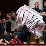 Activistas del movimiento contra el matrimonio homosexual, extienden una pancarta en la Asamblea Nacional exigiendo un referéndum.