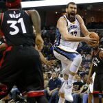 El jugador Marc Gasol (d) de Memphis Grizzlies en acción.