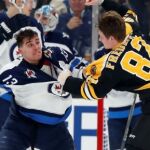 Trent Frederic durante su pelea contra Brandon Tanev / NHL