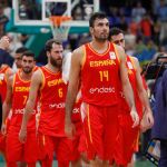 Los jugadores españoles salen de la cancha tras el partido de clasificación para el Mundial 2019 disputado ante Ucrania. EFE/Sergey Dolzhenko