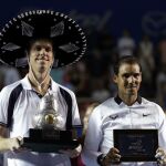 El estadounidense Sam Querrey (i) y el español Rafael Nadal posan con los trofeos.