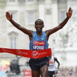 Eliud Kipchoge, a su llegada a la meta
