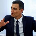 Pedro Sánchez, durante el encuentro mantenido con el presidente de La Rioja, José Ignacio Ceniceros, en la Moncloa. EFE/ Emilio Naranjo