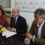 El portavoz municipal del Ayuntamiento de Valencia, Alfonso Novo (C) , investigado junto a sus compañerops de grupo por supuesto blanqueo de capitales, durante la rueda de prensa que ha ofrecido hoy.