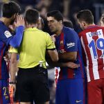 Gil Manzano amonesta a Luis Suarez.