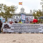 Grupos de personas se concentraron hoy ante la sede del Tribunal Supremo que hoy resuelve sobre la sentencia que atribuía a la banca el pago del impuesto de las hipotecas / Efe