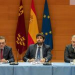 El presidente de la Confederación Regional de Organizaciones Empresariales (Croem), José María Albarracín, el jefe del Ejecutivo murciano, Fernando López Miras, y el presidente del sindicato de regantes Scrats, Lucas Jiménez