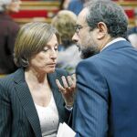 Carme Forcadell conversa con Antonio Baños ayer, poco antes de que se celebrara el debate en el Parlament