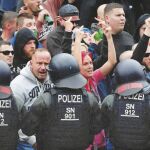 Decenas de manifestantes ultras participaron esta semana en varias marchas de protesta en la ciudad de Chemnitz, al este de Alemania, contra la llegada de inmigrantes