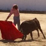 El novillero Álvaro García se prueba en el campo frente a una becerra