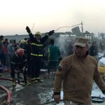 Los bomberos y los servicios de emergencia en el lugar del atentado